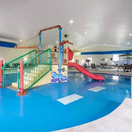 Comfort Suites Johnson Creek Conference Center Bagian luar foto