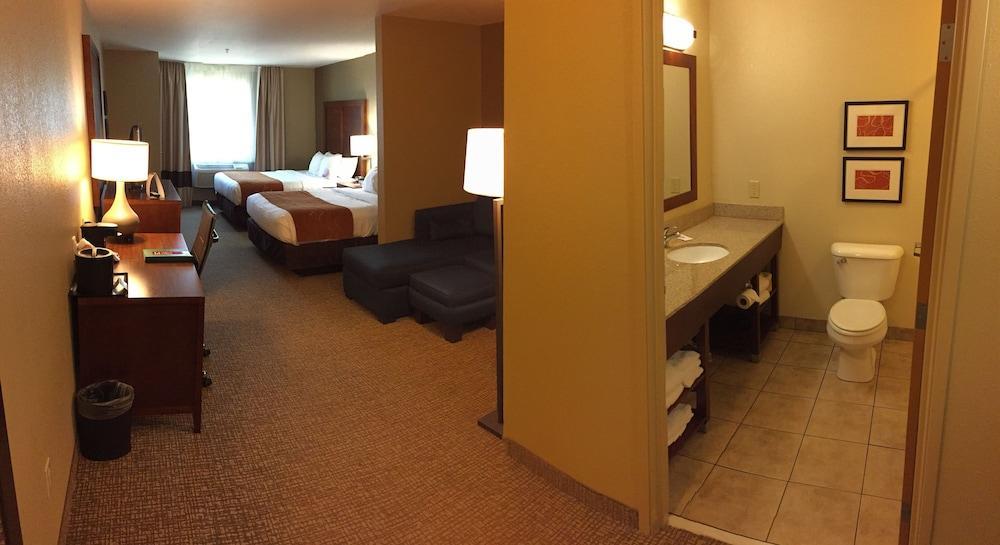 Comfort Suites Johnson Creek Conference Center Bagian luar foto