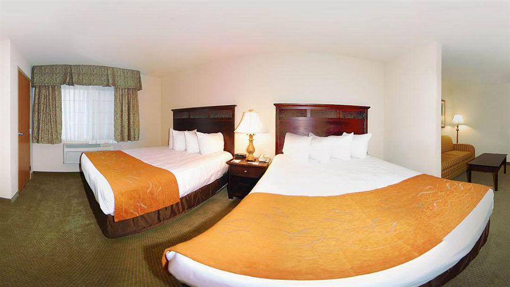 Comfort Suites Johnson Creek Conference Center Bagian luar foto