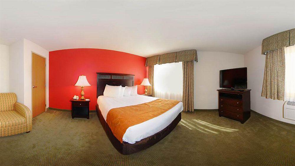 Comfort Suites Johnson Creek Conference Center Bagian luar foto