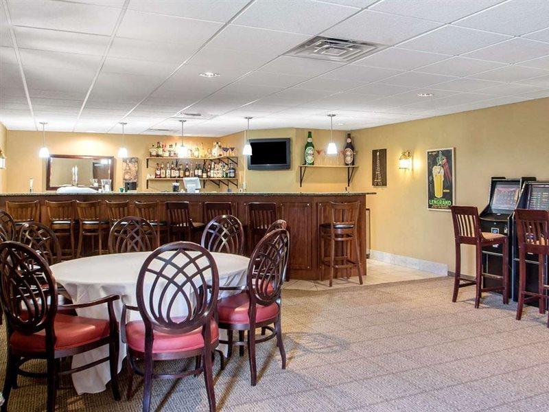 Comfort Suites Johnson Creek Conference Center Bagian luar foto