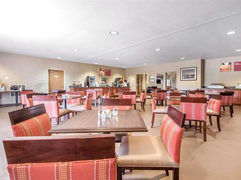 Comfort Suites Johnson Creek Conference Center Bagian luar foto