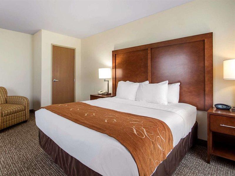 Comfort Suites Johnson Creek Conference Center Bagian luar foto