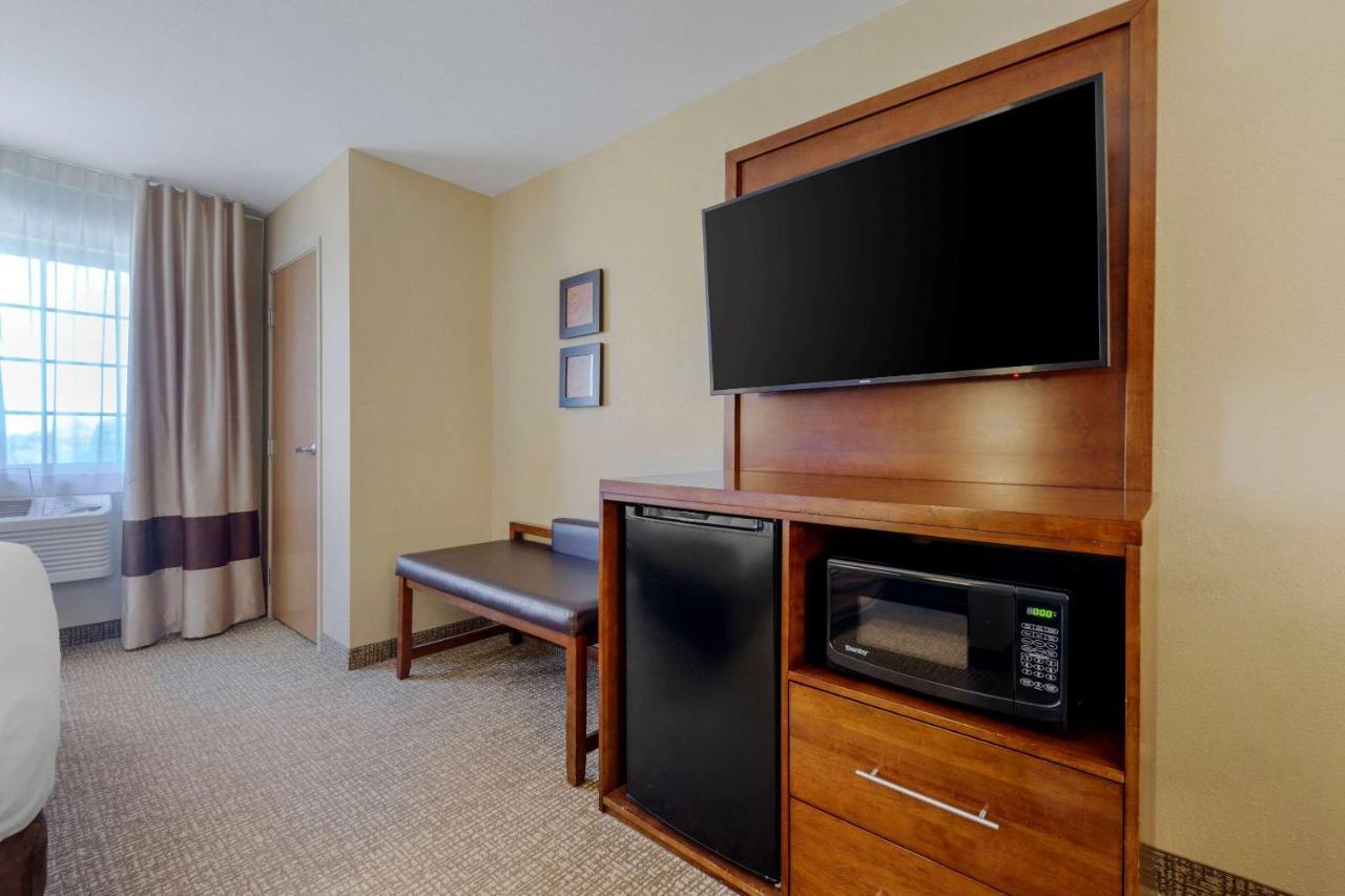 Comfort Suites Johnson Creek Conference Center Bagian luar foto