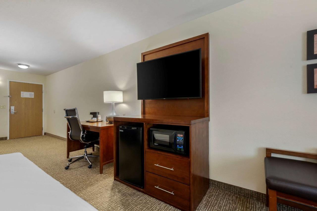 Comfort Suites Johnson Creek Conference Center Bagian luar foto