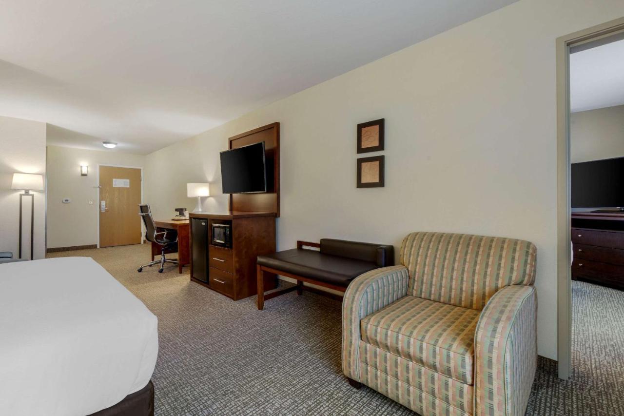 Comfort Suites Johnson Creek Conference Center Bagian luar foto