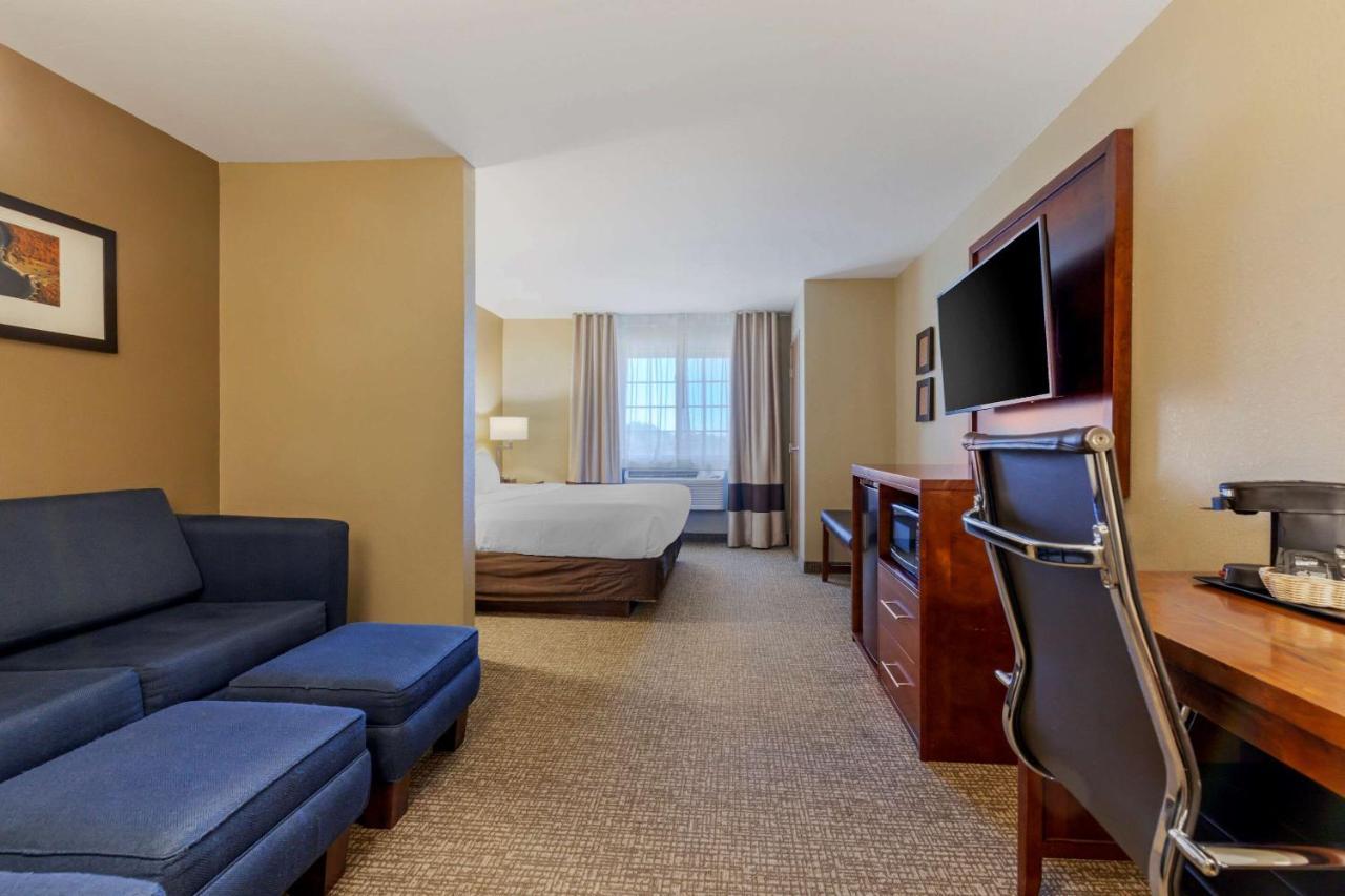 Comfort Suites Johnson Creek Conference Center Bagian luar foto