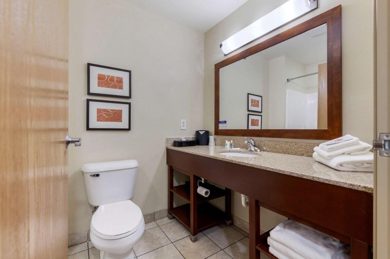 Comfort Suites Johnson Creek Conference Center Bagian luar foto
