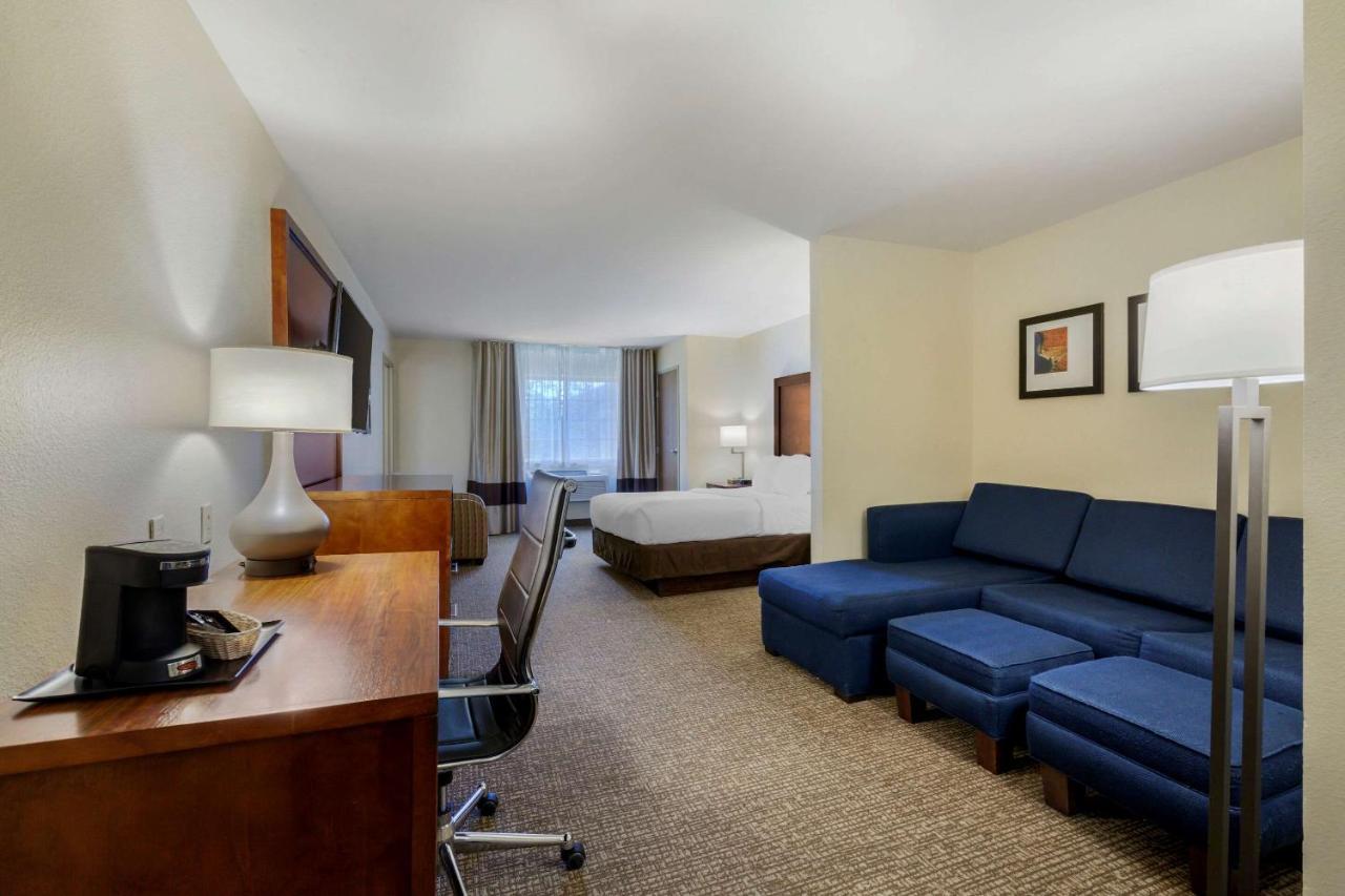 Comfort Suites Johnson Creek Conference Center Bagian luar foto