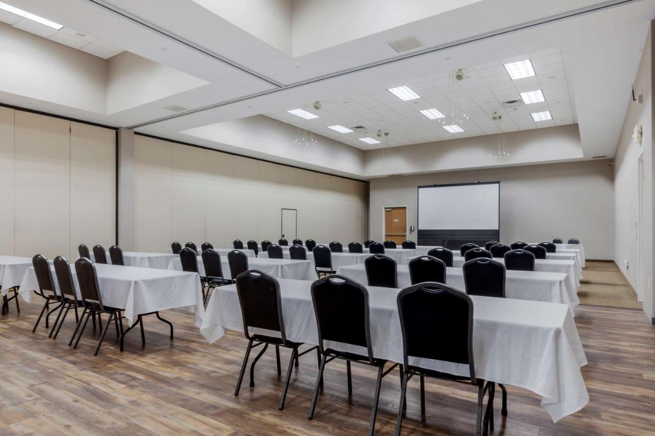 Comfort Suites Johnson Creek Conference Center Bagian luar foto