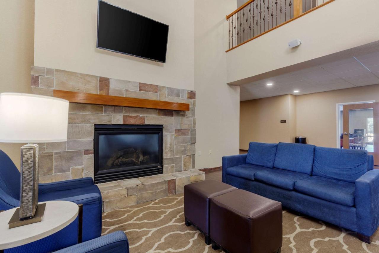 Comfort Suites Johnson Creek Conference Center Bagian luar foto