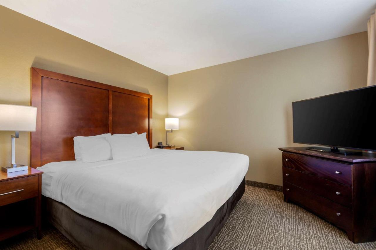 Comfort Suites Johnson Creek Conference Center Bagian luar foto