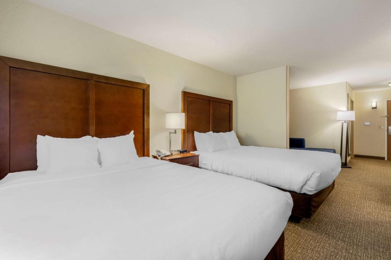 Comfort Suites Johnson Creek Conference Center Bagian luar foto