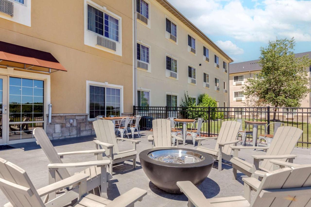 Comfort Suites Johnson Creek Conference Center Bagian luar foto