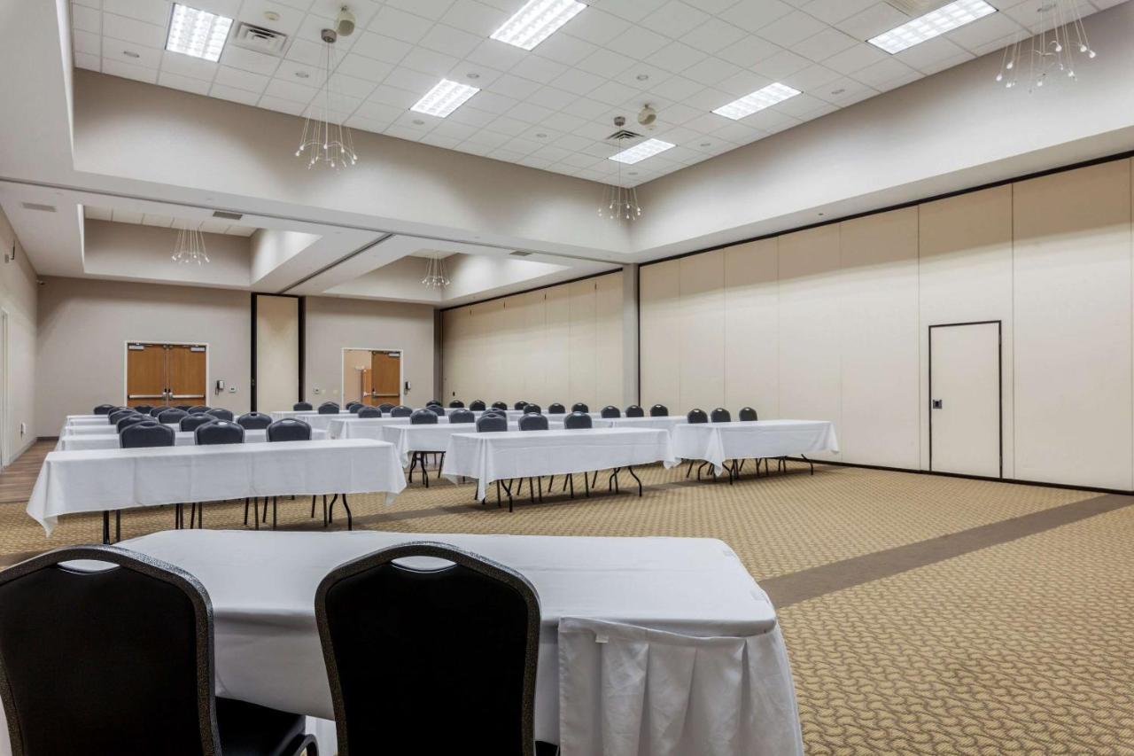 Comfort Suites Johnson Creek Conference Center Bagian luar foto