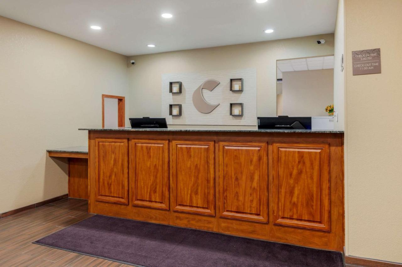 Comfort Suites Johnson Creek Conference Center Bagian luar foto