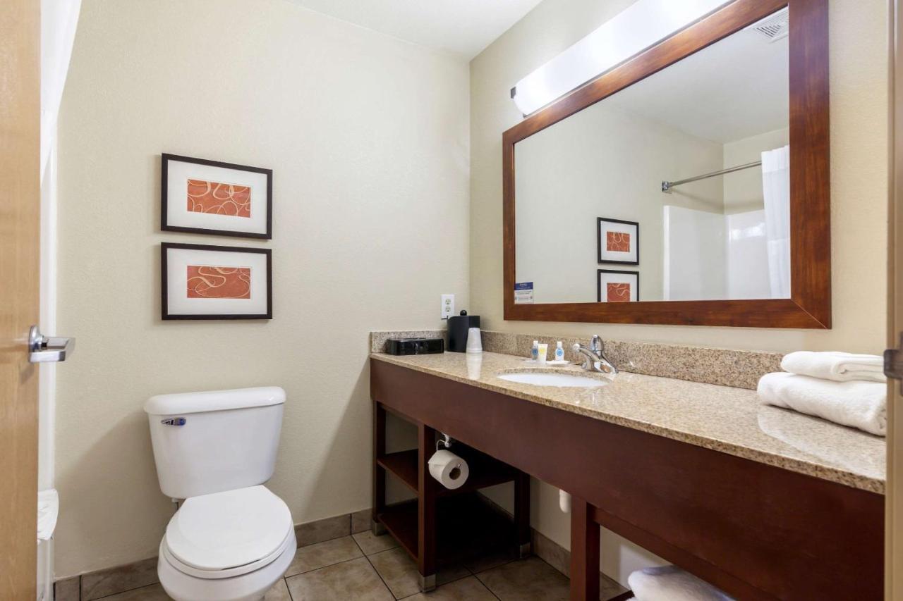Comfort Suites Johnson Creek Conference Center Bagian luar foto