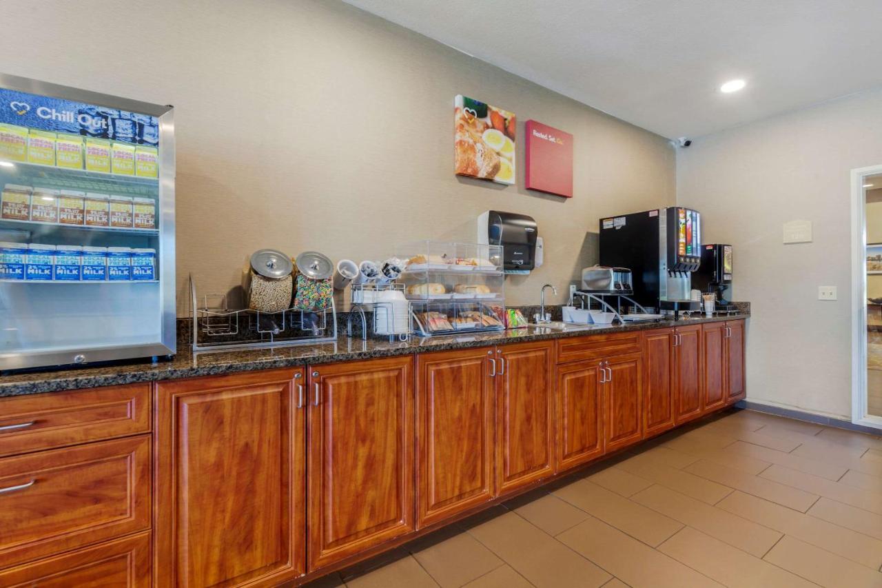 Comfort Suites Johnson Creek Conference Center Bagian luar foto