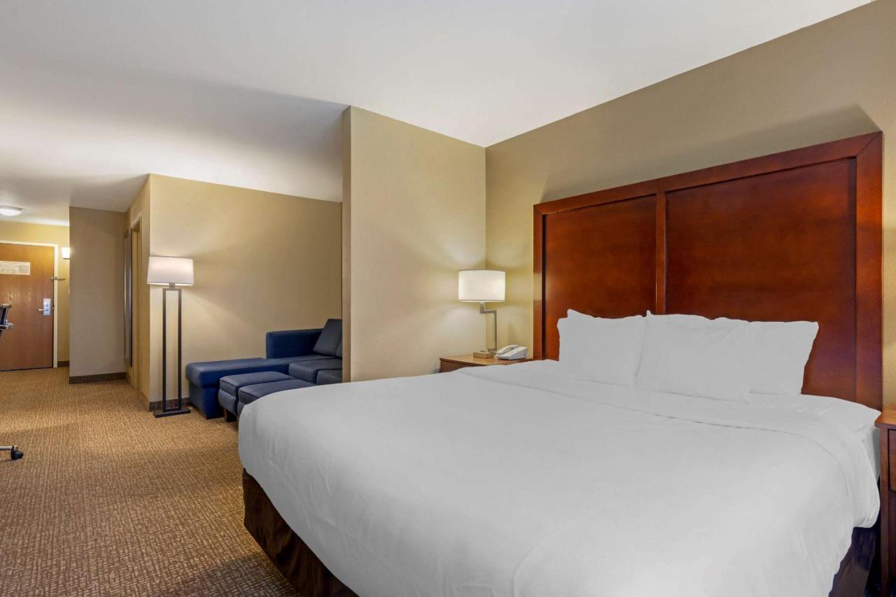 Comfort Suites Johnson Creek Conference Center Bagian luar foto