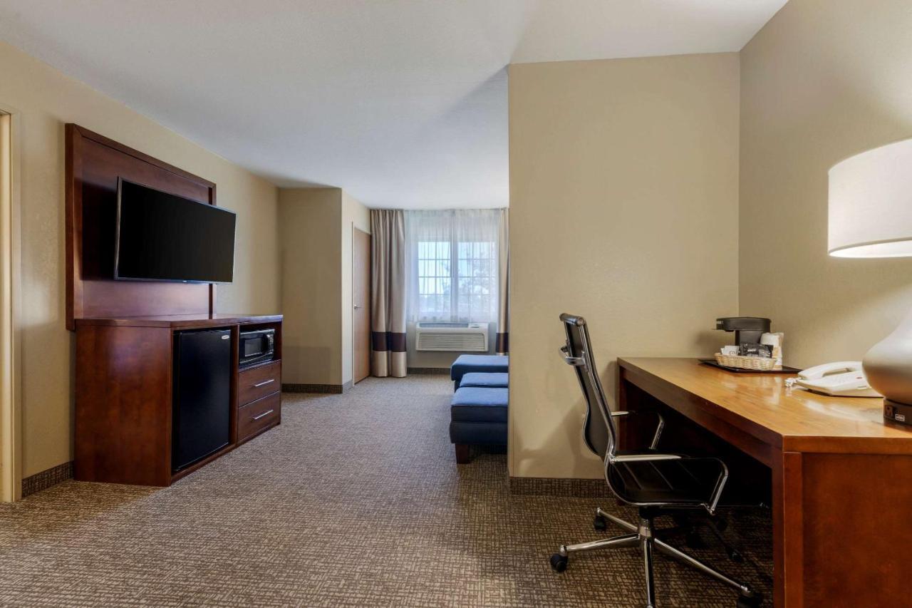 Comfort Suites Johnson Creek Conference Center Bagian luar foto
