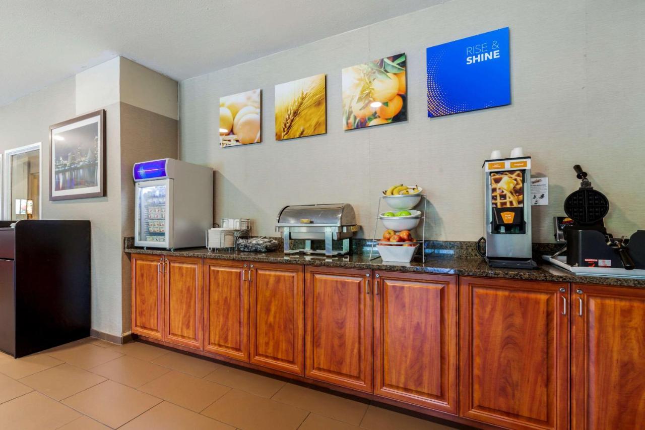Comfort Suites Johnson Creek Conference Center Bagian luar foto