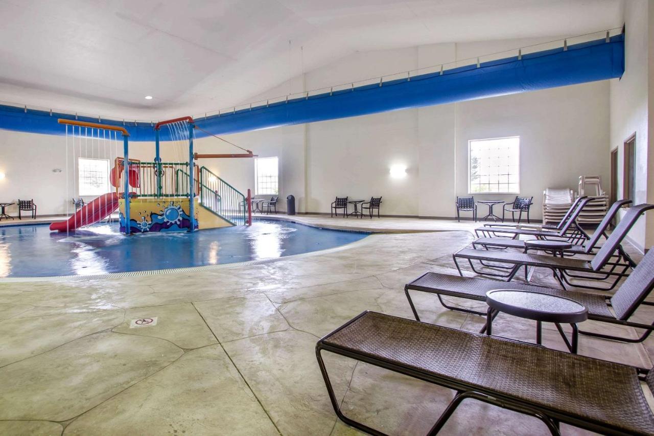 Comfort Suites Johnson Creek Conference Center Bagian luar foto