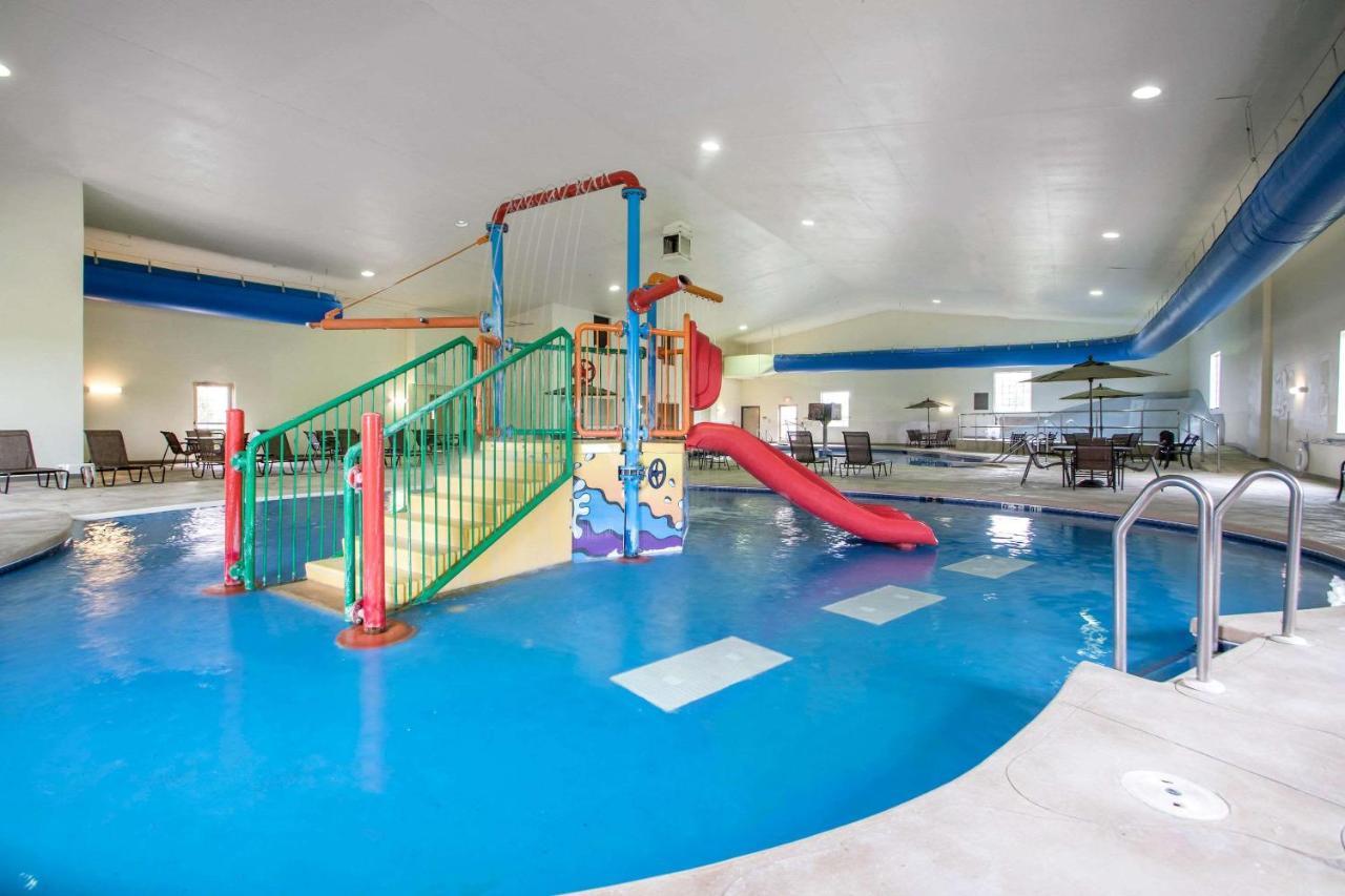 Comfort Suites Johnson Creek Conference Center Bagian luar foto