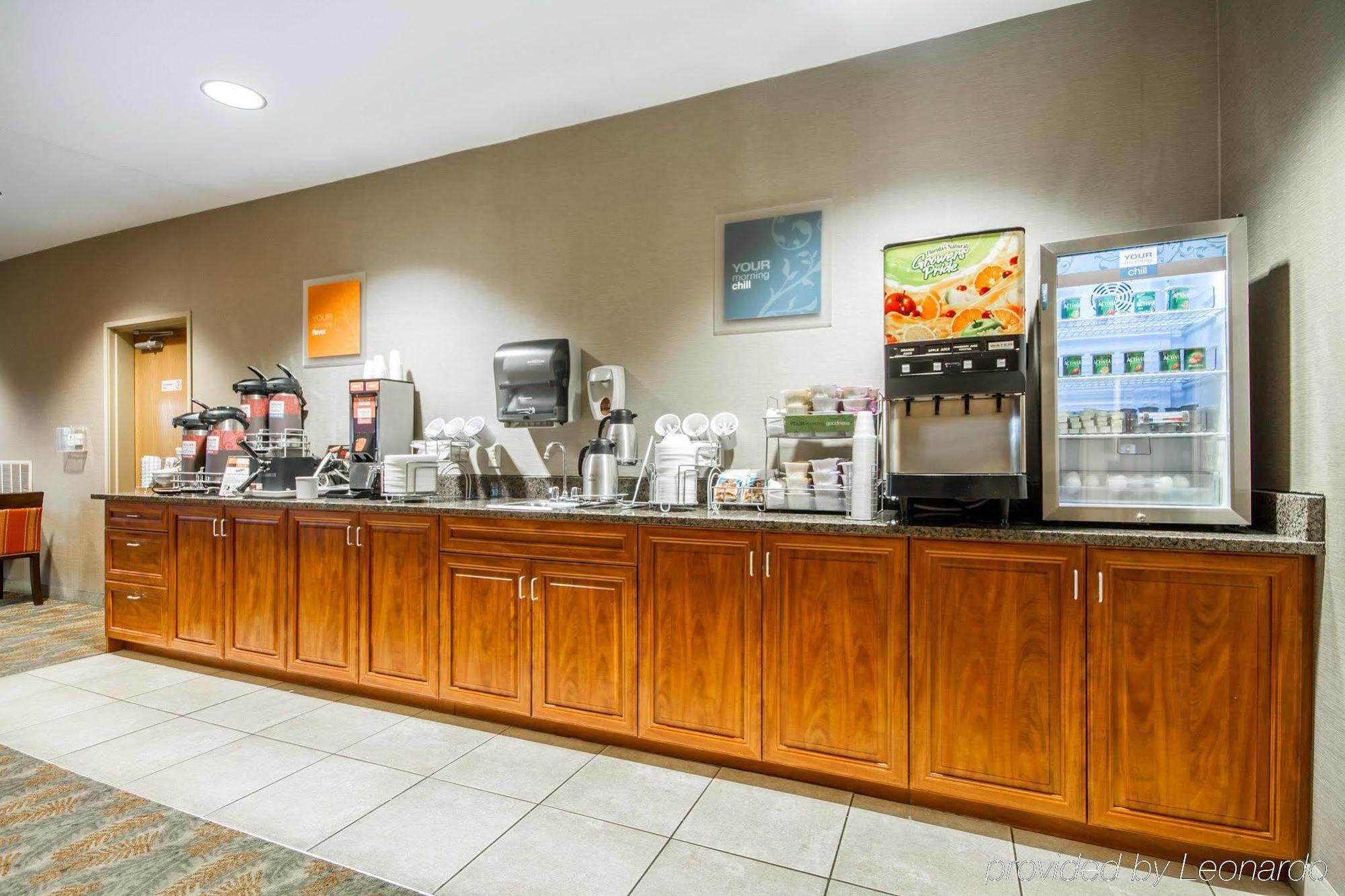Comfort Suites Johnson Creek Conference Center Bagian luar foto