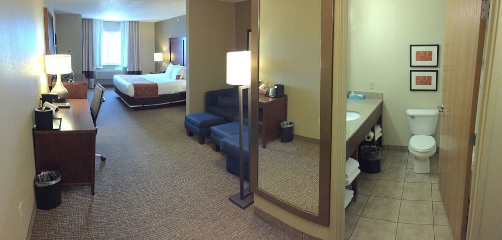 Comfort Suites Johnson Creek Conference Center Bagian luar foto