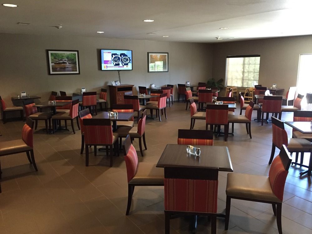 Comfort Suites Johnson Creek Conference Center Bagian luar foto