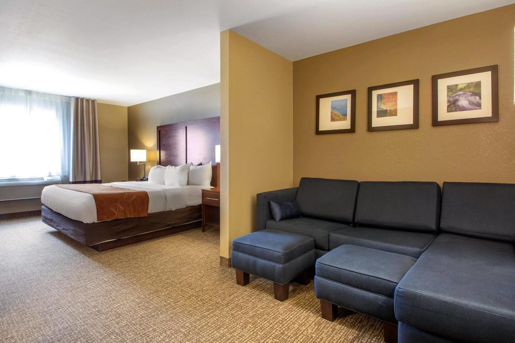Comfort Suites Johnson Creek Conference Center Bagian luar foto