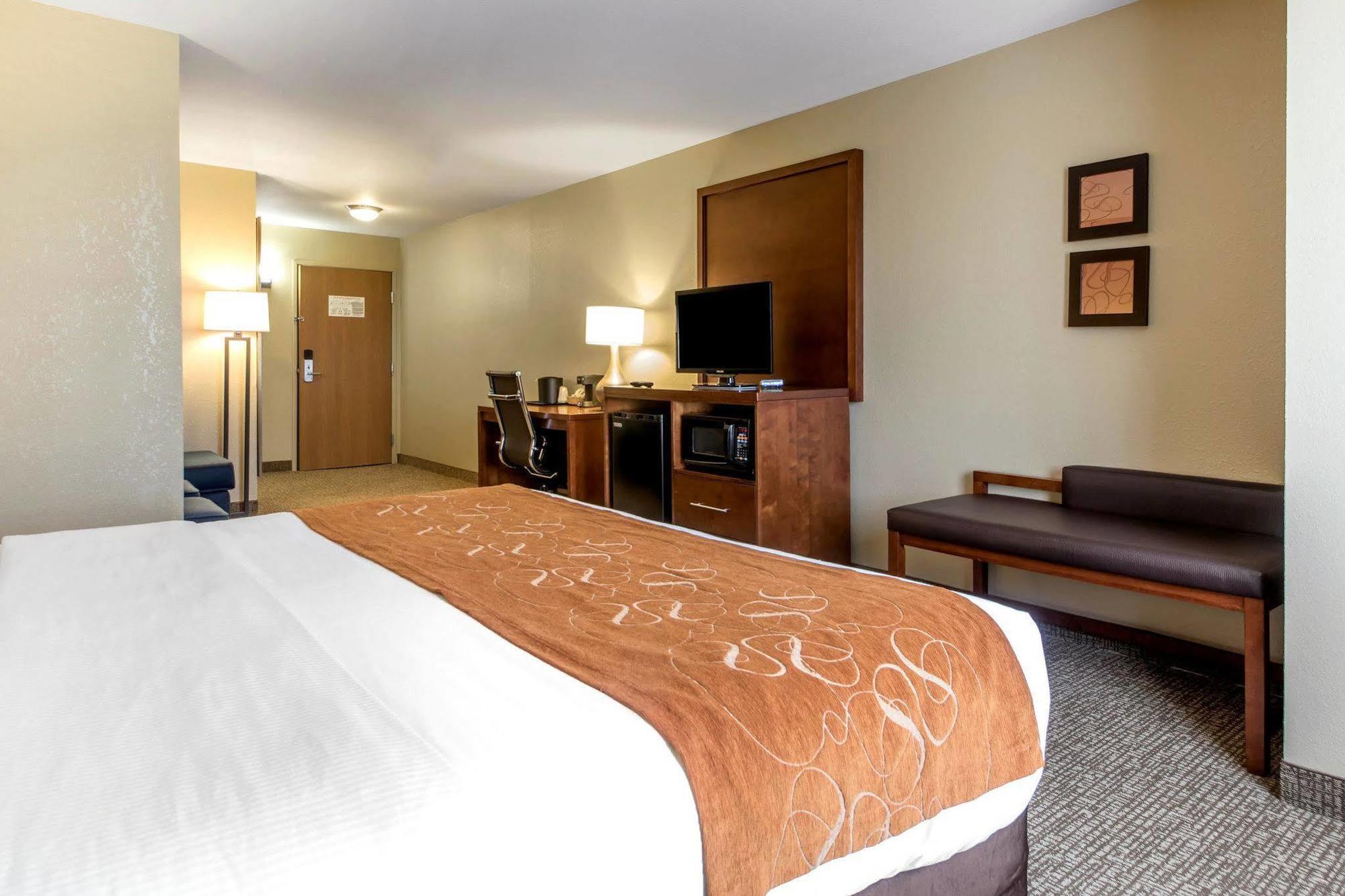 Comfort Suites Johnson Creek Conference Center Bagian luar foto