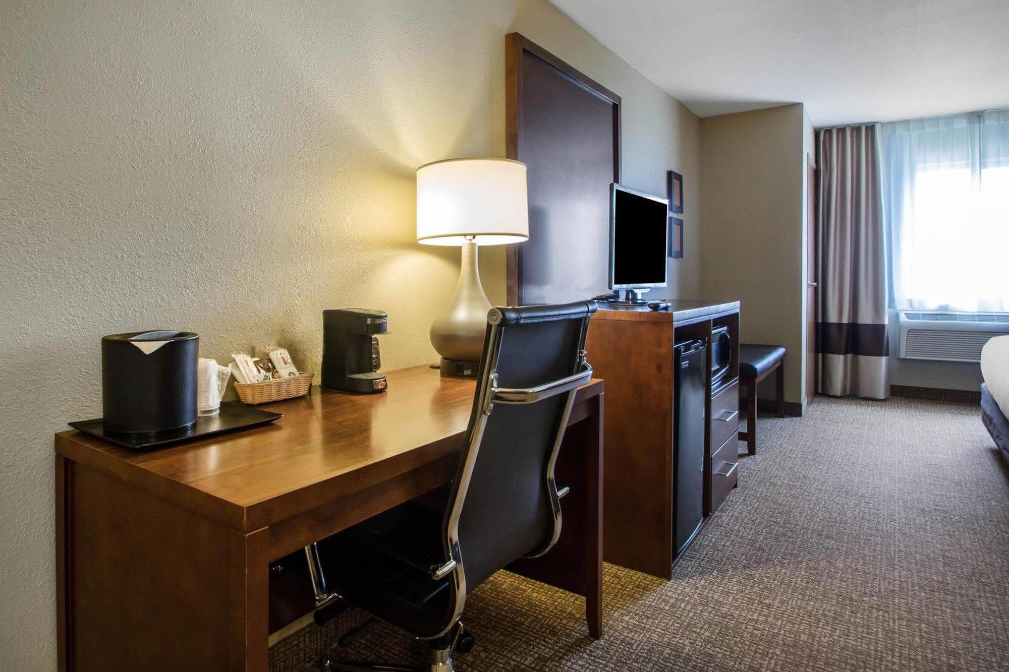 Comfort Suites Johnson Creek Conference Center Bagian luar foto