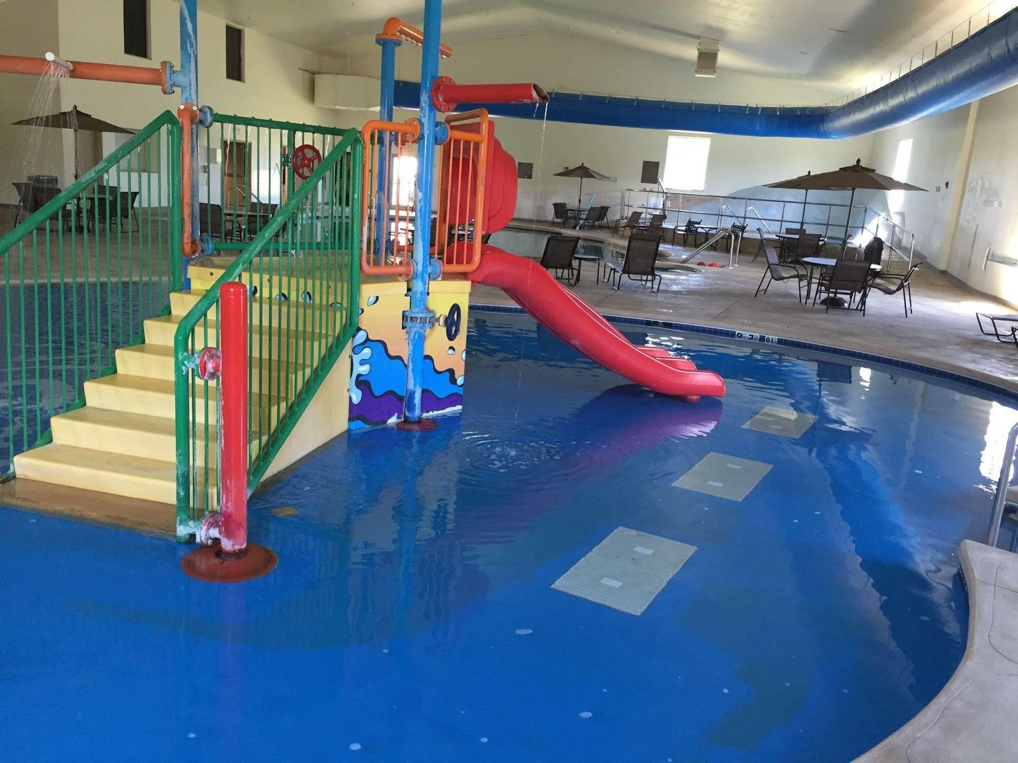 Comfort Suites Johnson Creek Conference Center Bagian luar foto