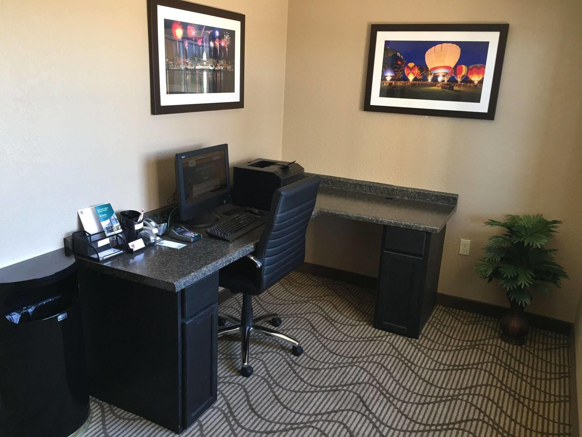 Comfort Suites Johnson Creek Conference Center Bagian luar foto